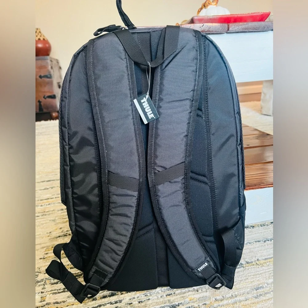 New Thule EnRoute18 Black Backpack - Picture 2 of 4
